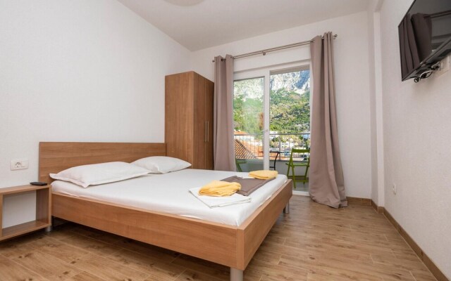 Beautiful Apartment in Drvenik With Wifi