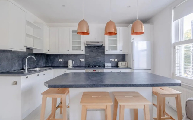 Airy 2 Bedroom Apartment Next to Clapham Common