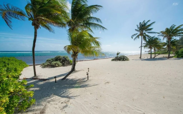 Peaceful Ocean Front Beach House in Bodden Town