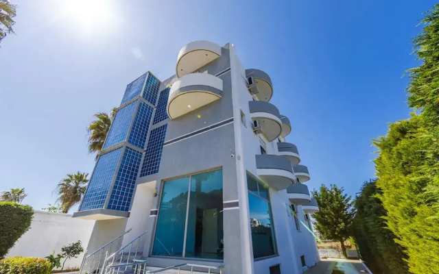 Stylish Studio With Scenic Gardens Golem