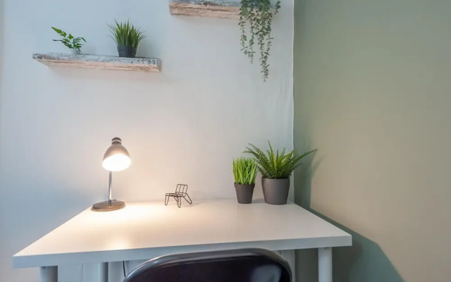 Leeds 4-bed House - Sleeps 9, Free Parking & Wifi