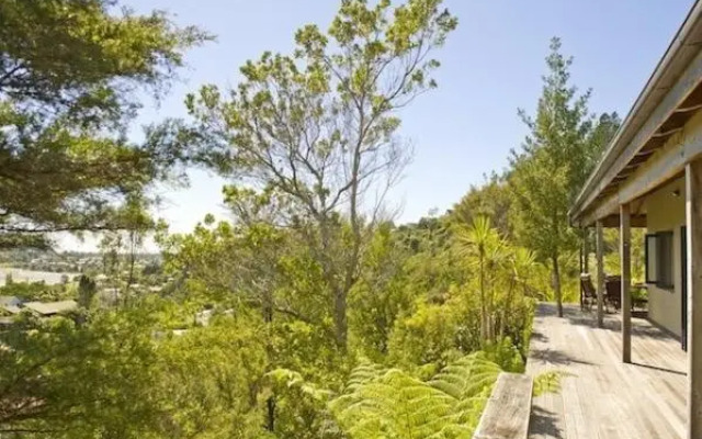 Treetop Oasis - Tairua Executive Holiday Home