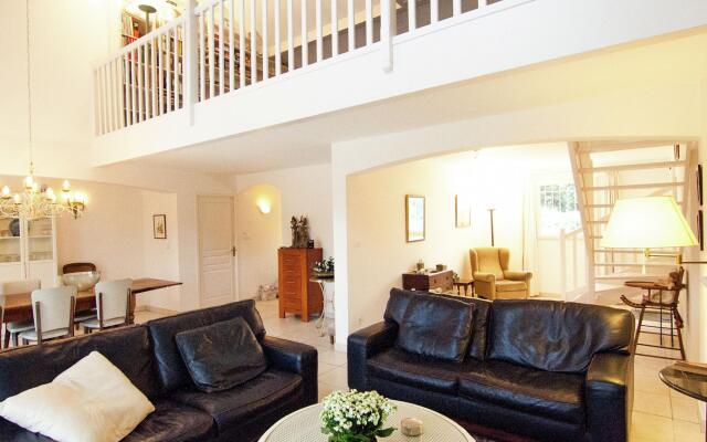 Classy Villa in Ecuras-Rouzède with Private Garden