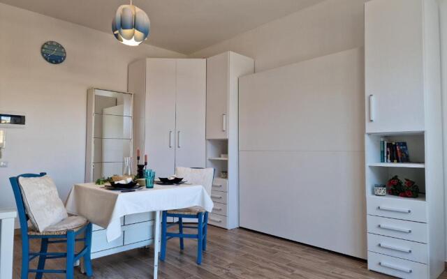 650 metri dal Mare - WiFi - Terrazzo - Piscina - A/C