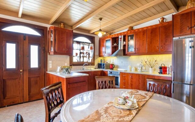 Reisis Family Residence