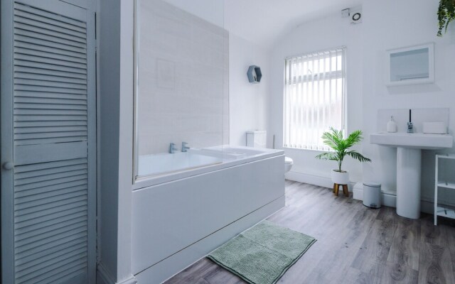 Convenient 2 Bedroom Home With Parking