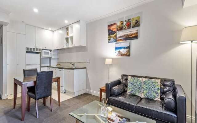 Superking Bed In Stylish Apartment On Queen Street