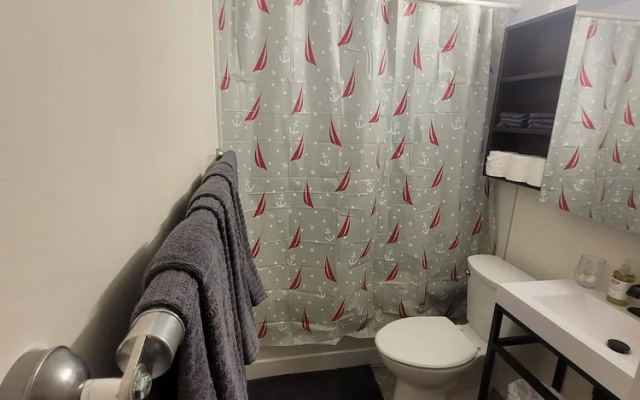 Modern 2BR Near Downtown & Expo Centre