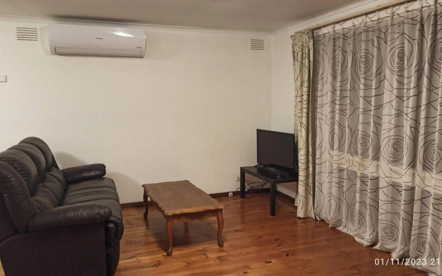 Caulfield Family Home with Large Space – Guest Rooms – Melbourne