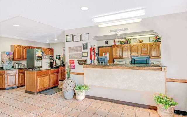 Super 8 by Wyndham San Antonio/Fiesta