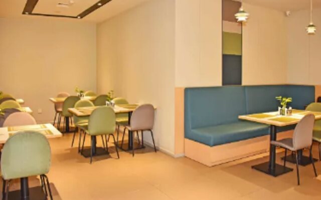 Home Inn Plus (Kunming Tongde Square Wanhong Road)