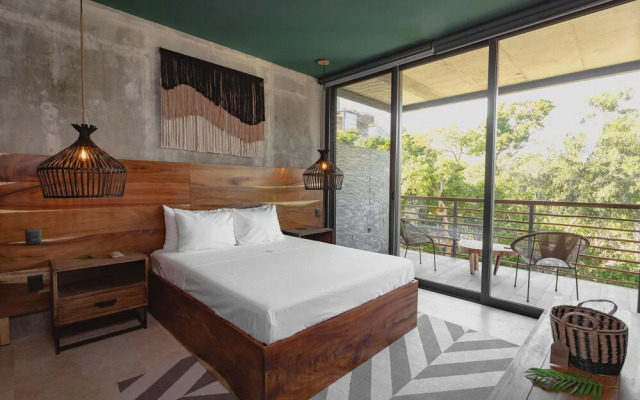 Stunning 2 Bed Condo Pools Gym Cenote Access