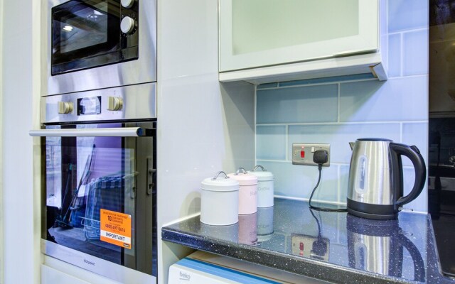 6 - 7 Beds-sleeps 12-elizabeth Line-free Parking