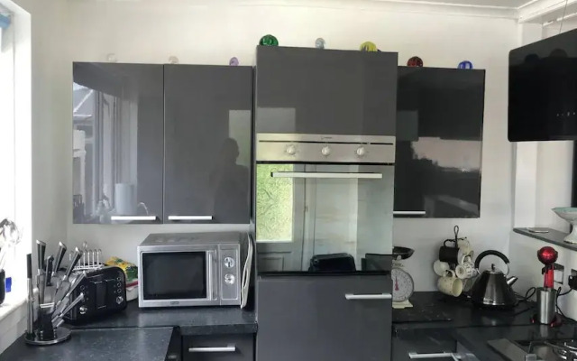 Limegrove Comfortable Three Bedroom House
