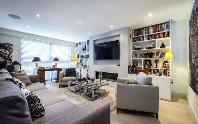 Contemporary Burntwood Grange Demeure - TFR