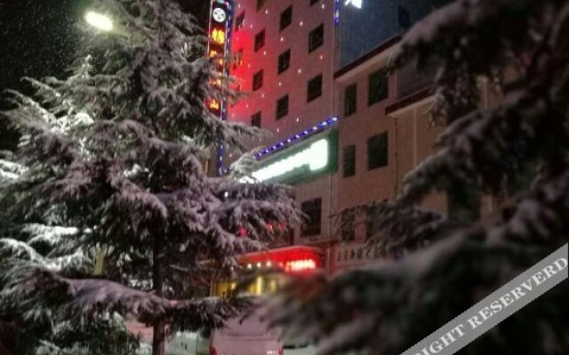 Super 8 Hotel (Luonan New Bus Station)