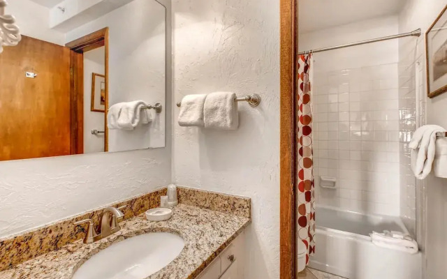 Westwind 403 1BD 2BA Gold Condo