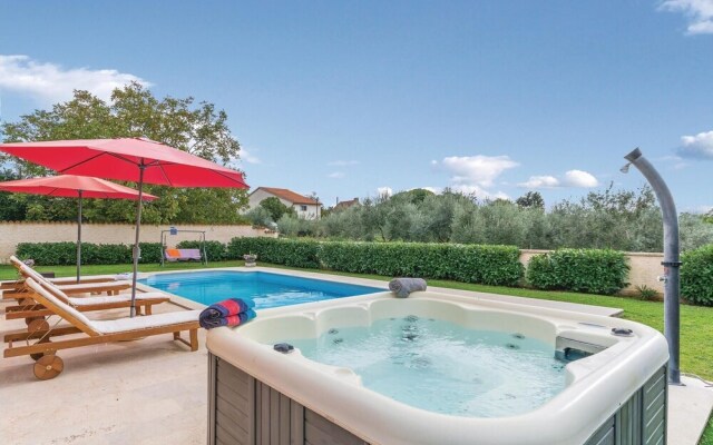 Amazing Home in Krnica with Hot Tub, WiFi & 4 Bedrooms
