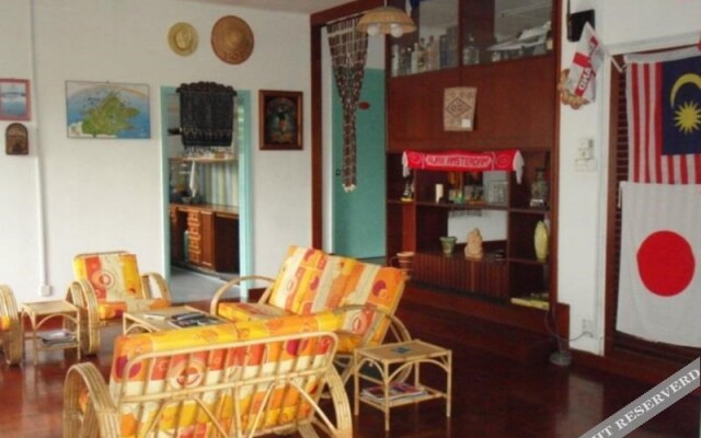 Borneo Beachouse Backpackers