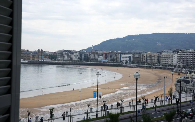 SEAFRONT LUXURY STUDIO by www.SanSebastianApartments.es
