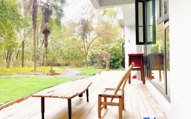 Weary people go back home