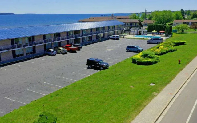 Days Inn & Suites by Wyndham St. Ignace Lakefront