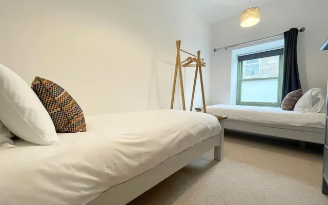 Stylish Tasteful 2bed 2bath Central Townhouse