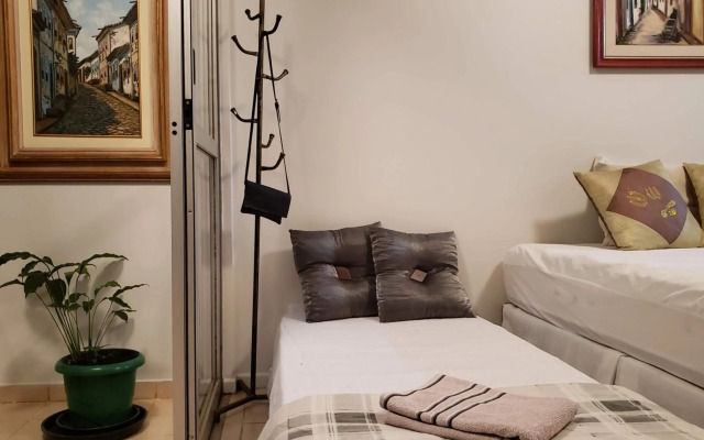 Descanse na rede da varanda sob as árvores.