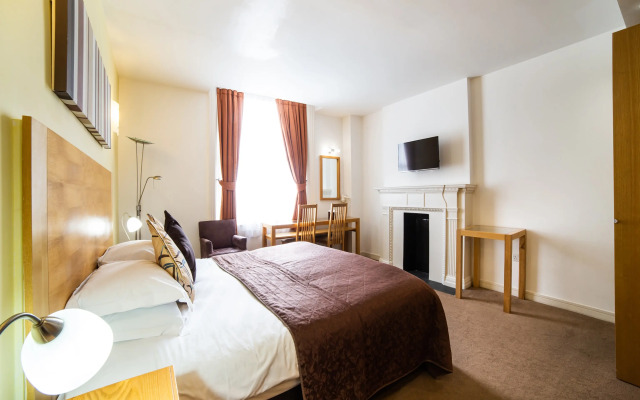 OYO The Cleveland Hotel
