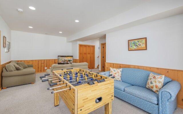 Lazy Bear Lodge 3 Bedroom Home by NW Comfy Cabins by RedAwning