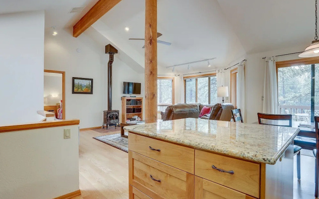 7 Cedar Private Cul-de-sac include Hot Tub with Forest View by RedAwning