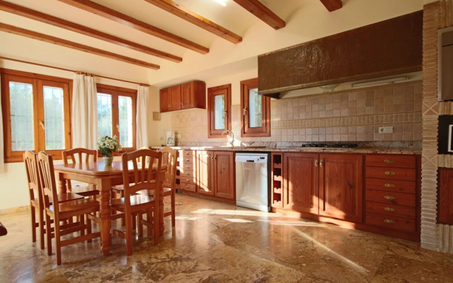 Private 4-bedroom Villa w/ Pool, Summer Kitchen & Expansive Living Space