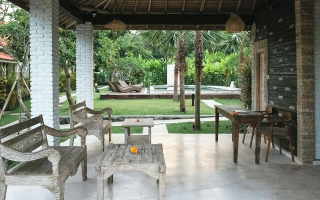 Tamuku Padang Padang, CARI Surf Camp