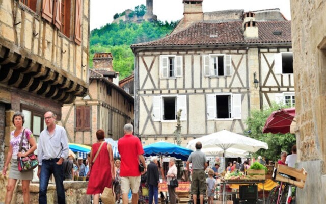 Spacious Villa in Puy-l'évêque With Swimming Pool