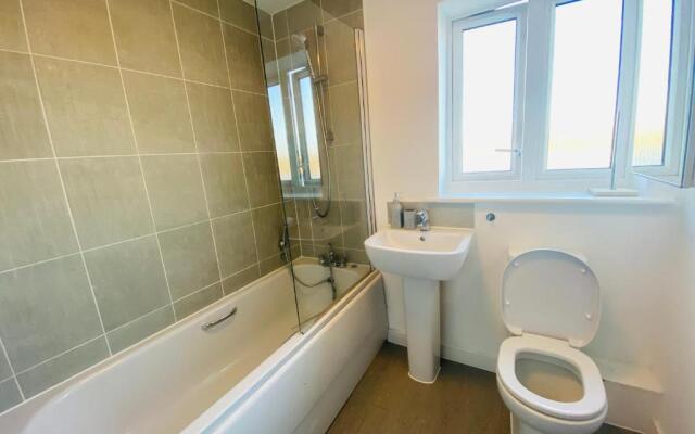 Modern 4-bed house with picturesque lakeside view