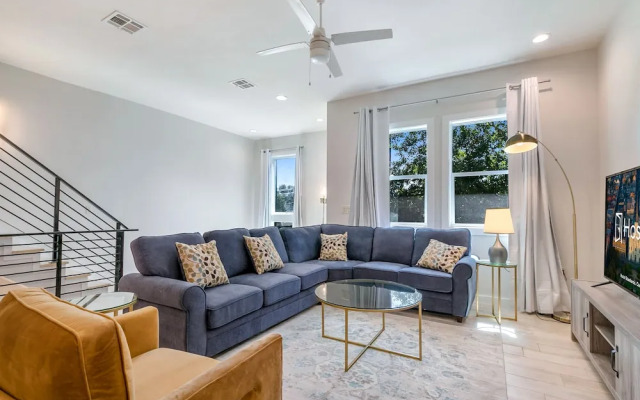Spacious Townhouse with Balcony