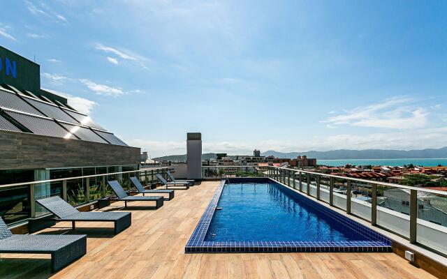 Apto moderno a 300m da praia Jurerê ELU313