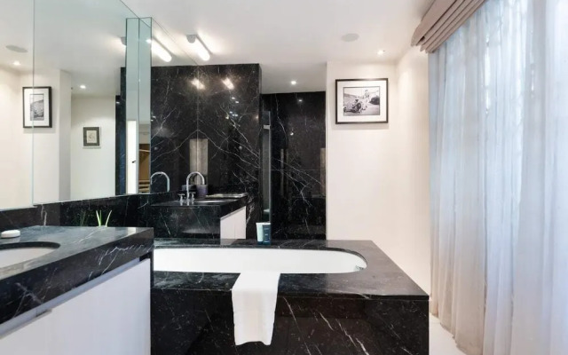 Spacious Designer 2 Bedroom Maisonette With Garden in Chelsea, London