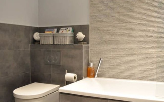 Spacious 2 Bedroom Flat With Garden