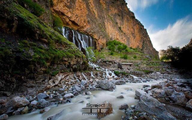 Kapuzbaşı Şelalesi Baştürk dinlenme tesisleri