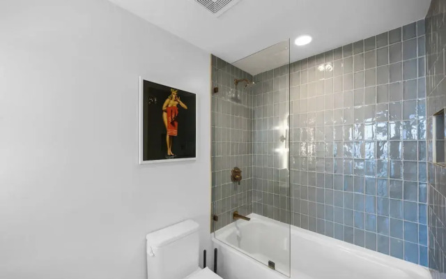 Skyline Retreat Chic 1-BR with City View