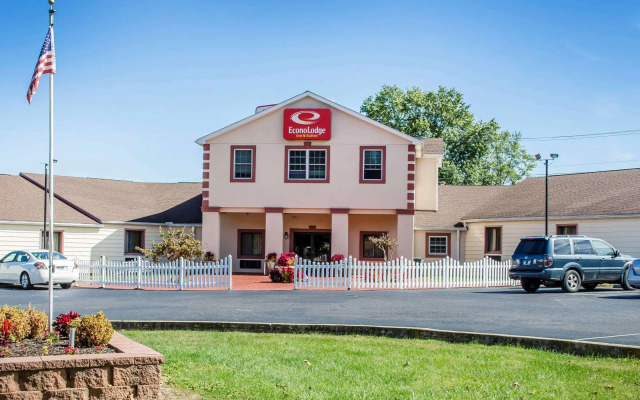 HomeTowne Studios by Red Roof Denver, PA
