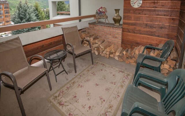 Snowfox #302 2 Bedroom Condo by RedAwning