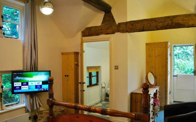 Squirrel Barn. Hi-spec. Hot tub & Wifi. Sleeps 14