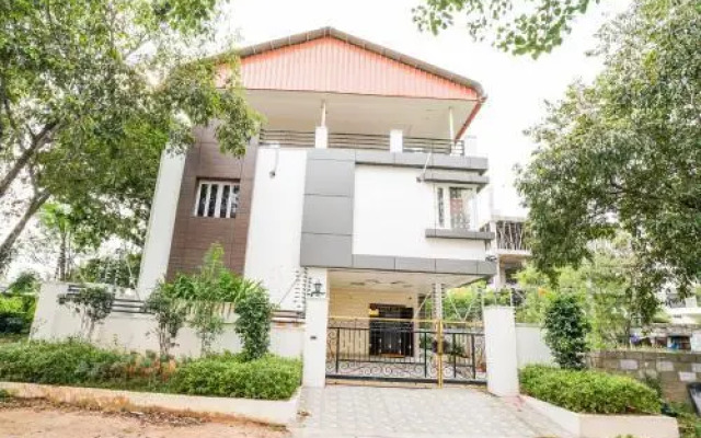Oyo 22445 Lakshmi Residency