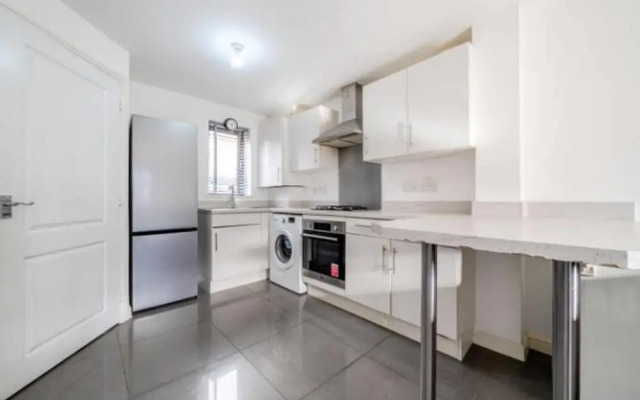 Lakeview House - Sleeps 6, Garden & Free Parking