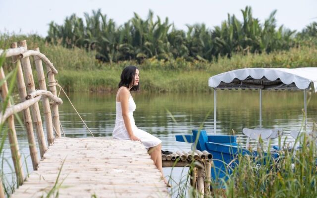 Boat House Riverside Homestay