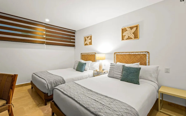 Stylish Beachfront 2BR - Balcony & Pools