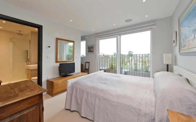 Fabulous 2-bed Penthouse, Wimbledon