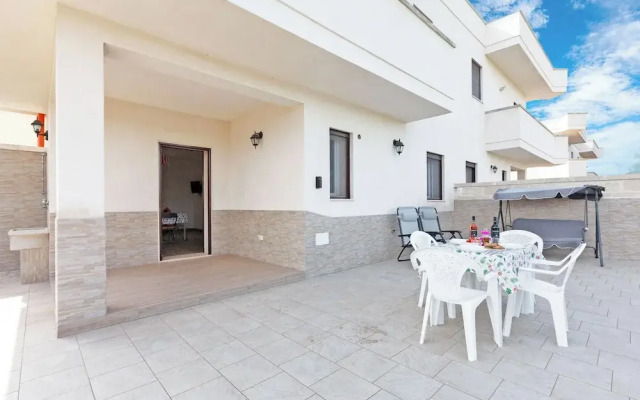 Le Bianche Apt 2 with Garden near The Sea